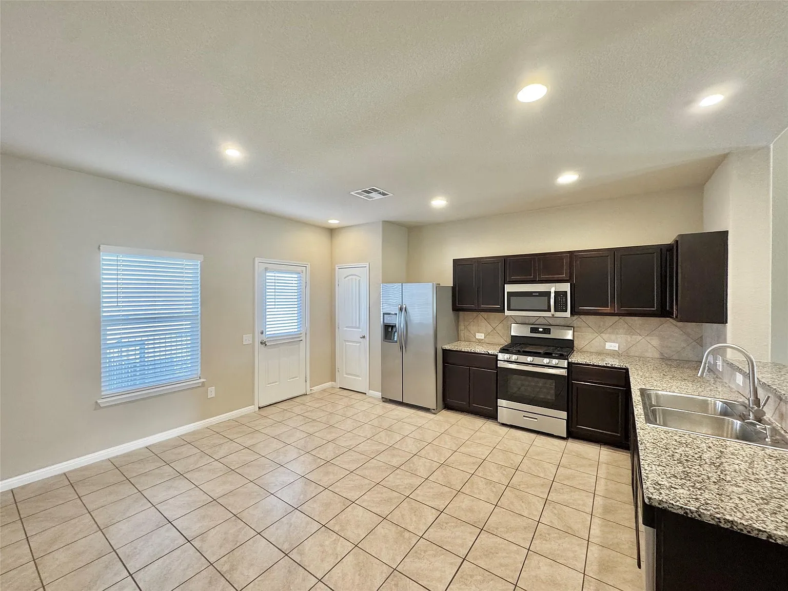 4 bed, 2.5 bath, 2090 sqft, $2,295 — Photo 4