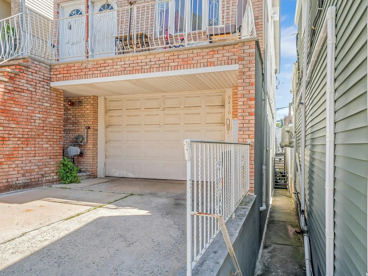 3 bed, 3.0 bath, 1760 sqft, $3,200 — Photo 2