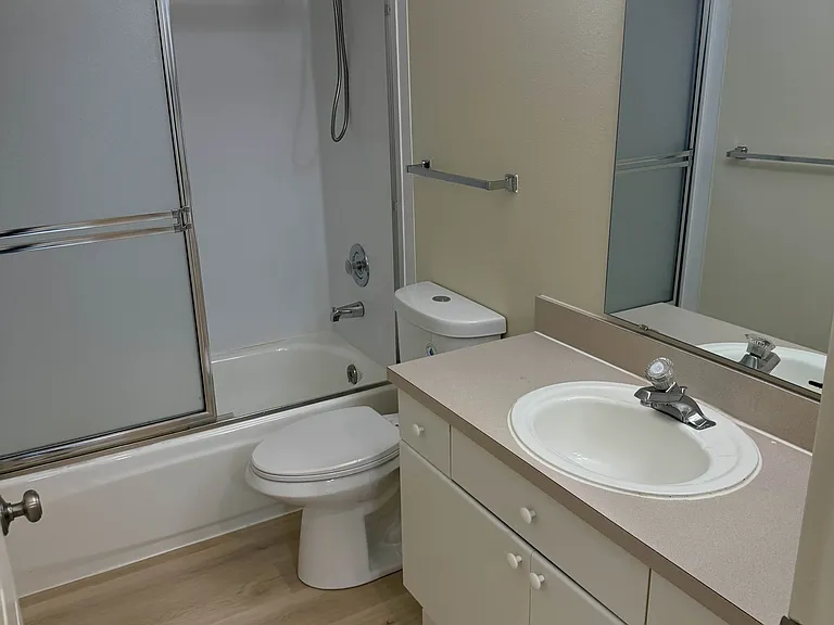 Lee Plaza — Photo 26