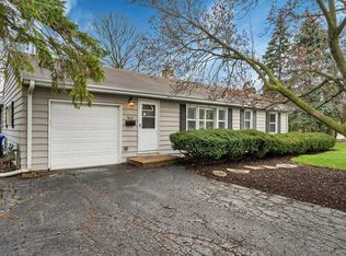 903 Oxford Rd, Glen Ellyn, IL 60137