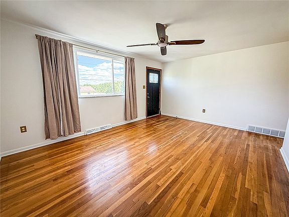 3rd image of 113 Delaware Dr