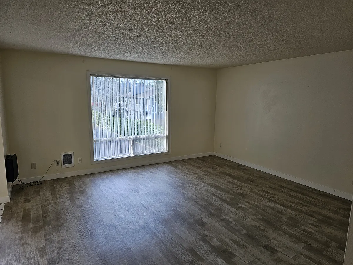 Building Photo - 8046 NE Bothell Way #11