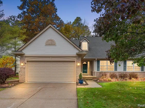 228 Four Seasons Dr, Lake Orion, MI 48360