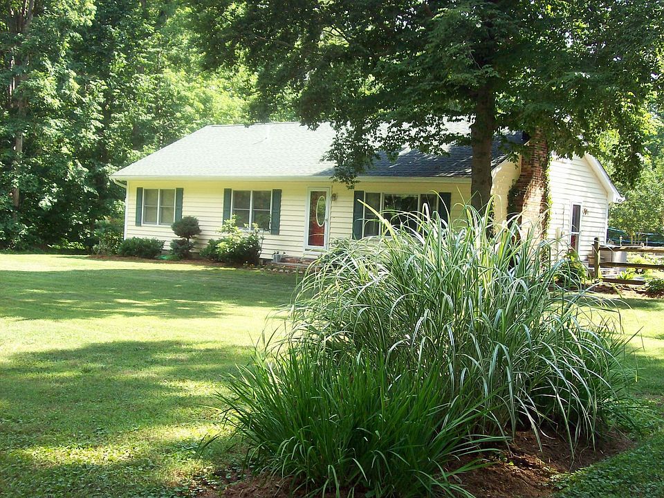 Beatifully Landscaped Front 
