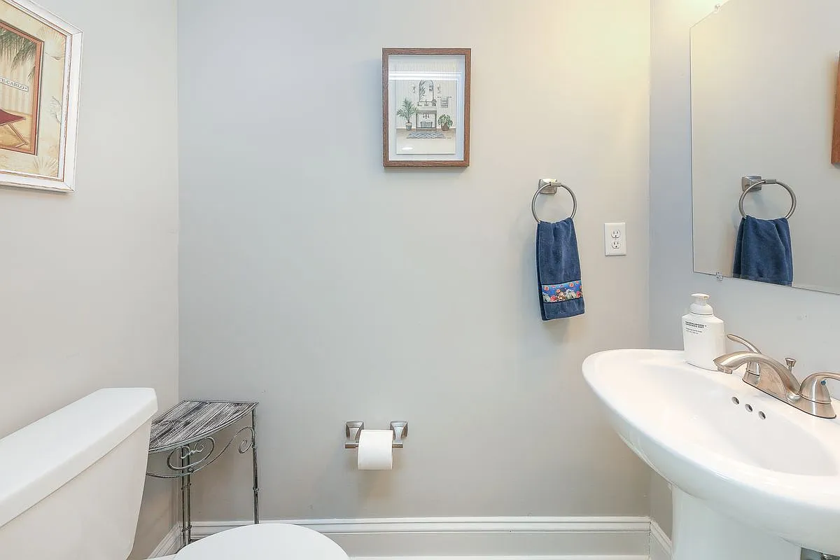 3 bed, 2.5 bath, 1800 sqft, $2,500 — Photo 2