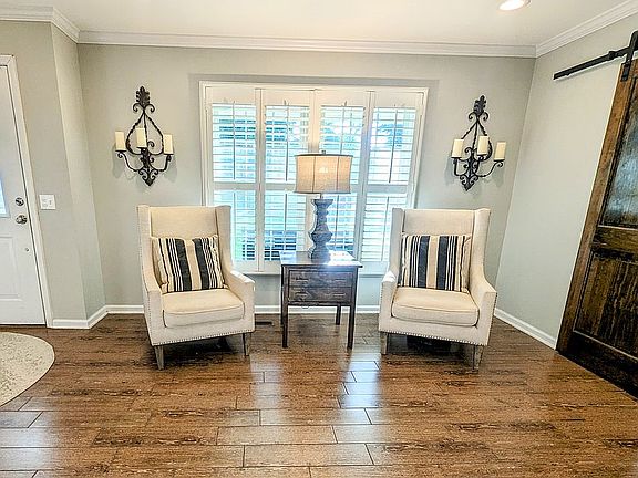 Foyer/Sitting Area