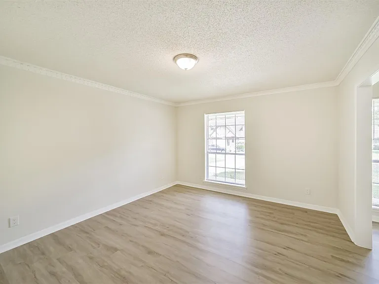 1011 Baltic Ln — Photo 15