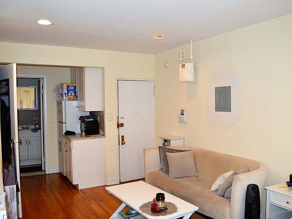 5th image of 324 E 6th St APT 15