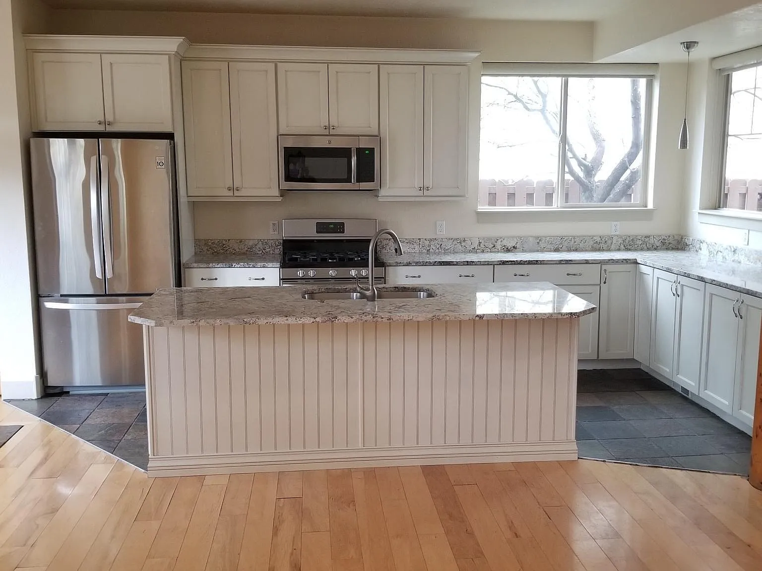 1048 Lincoln Ln — Photo 2