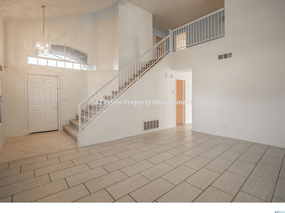 4th image of 982 N Bradley Dr