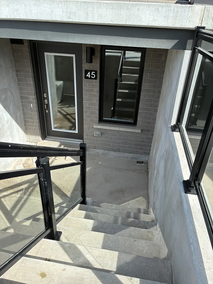 Building Photo - 940 Saint David St N #45