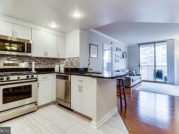 5th image of 3830 9th St N APT 904E