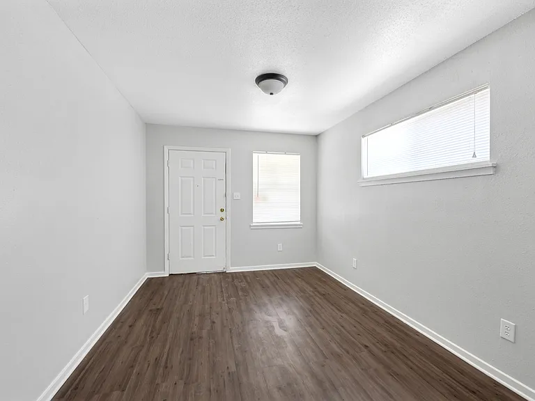 Pickfair Apartments — Photo 7