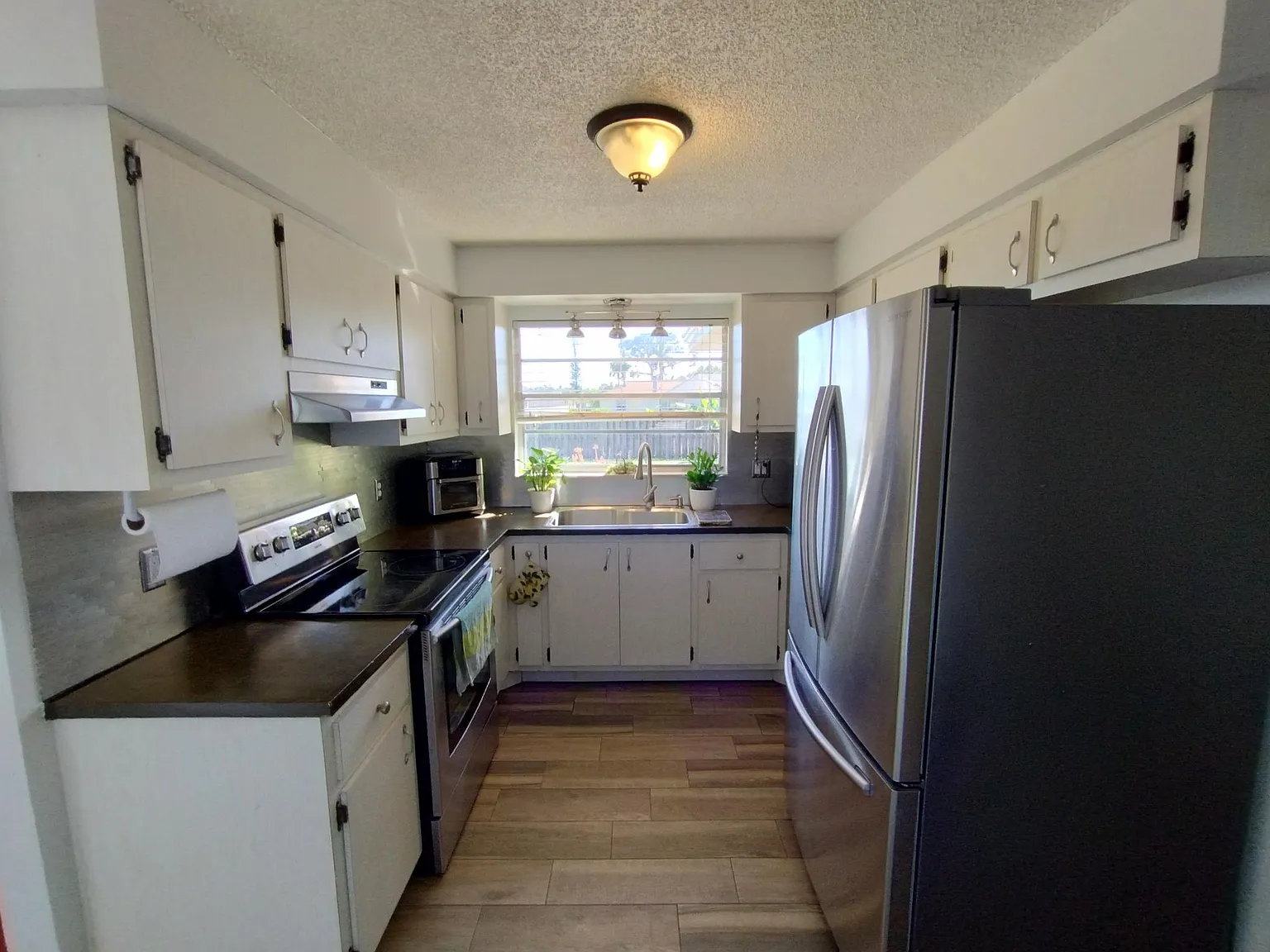 4 bed, 1414 sqft, $2,695 — Photo 1