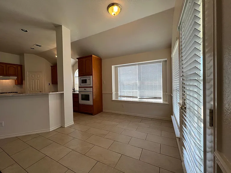 1141 Nickerson Ln — Photo 7