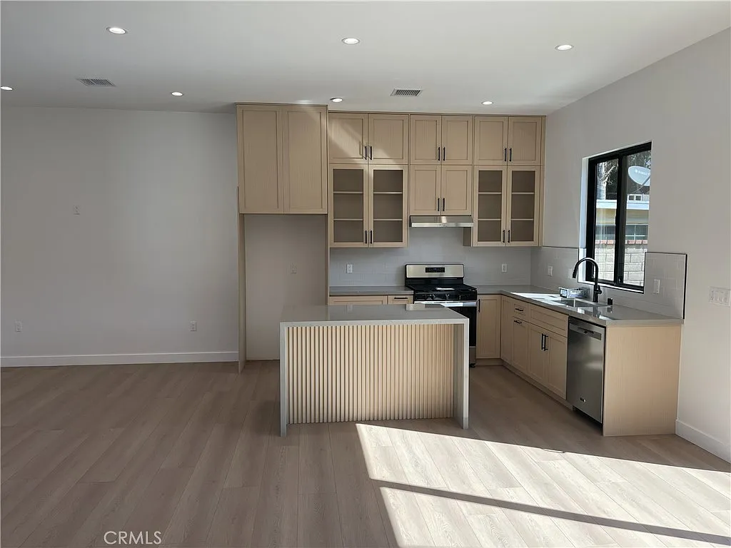3 bed, 1200 sqft, $4,200 — Photo 3