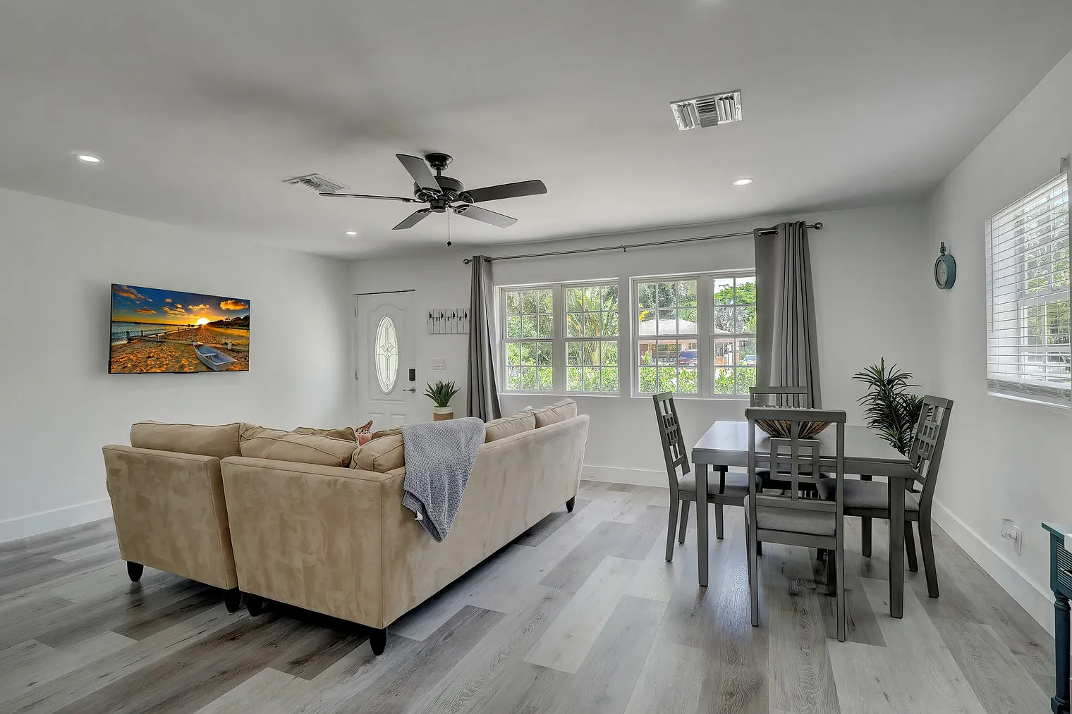 2 bed, 1.0 bath, 1033 sqft, $4,422 — Photo 1