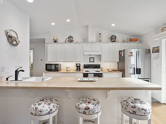 4th image of 500 SE Neptune Ave