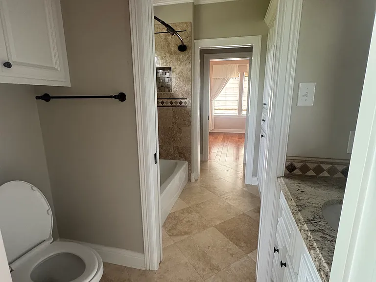 Jack and Jill bath between room 2 and 3