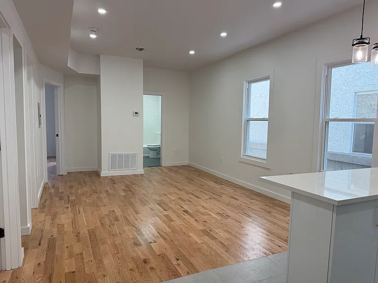 181 Woodside Ave #1F — Photo 1