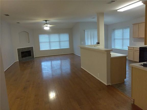 3rd image of 2400 Breanna Way