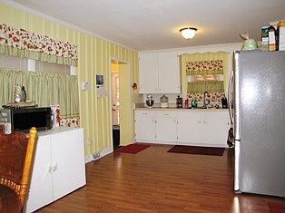 3rd image of 206 Woodland Way