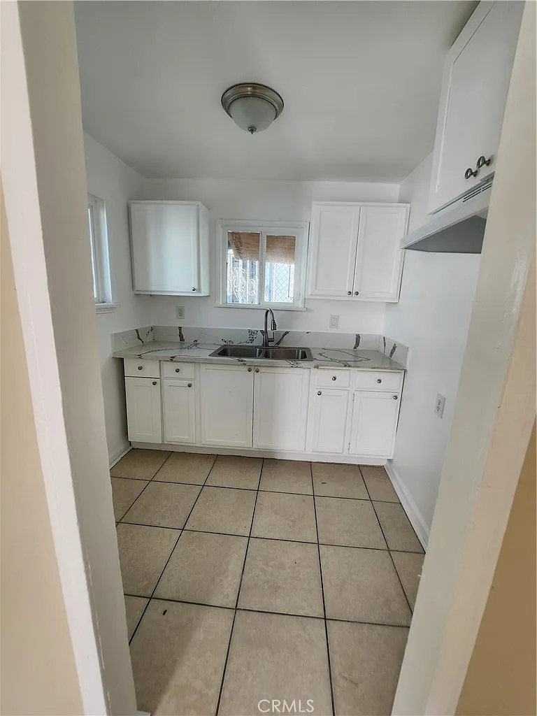 Studio, 2520 sqft, $1,700 — Photo 2