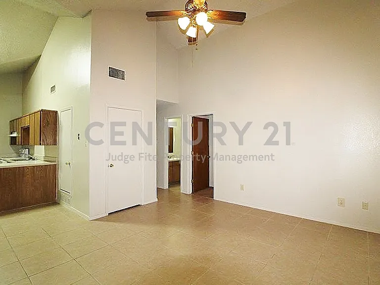 1110 Curtis Dr — Photo 3