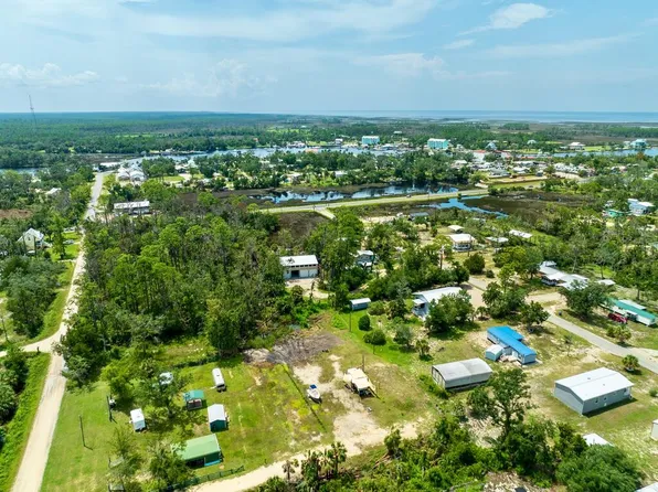 7 NE Seventh St, Steinhatchee, FL 32359