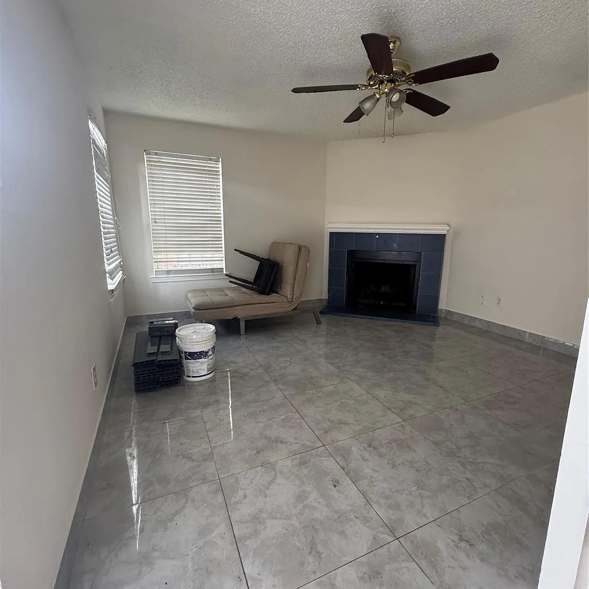 2 bed, 1.5 bath, 4372 sqft, $1,350 — Photo 4