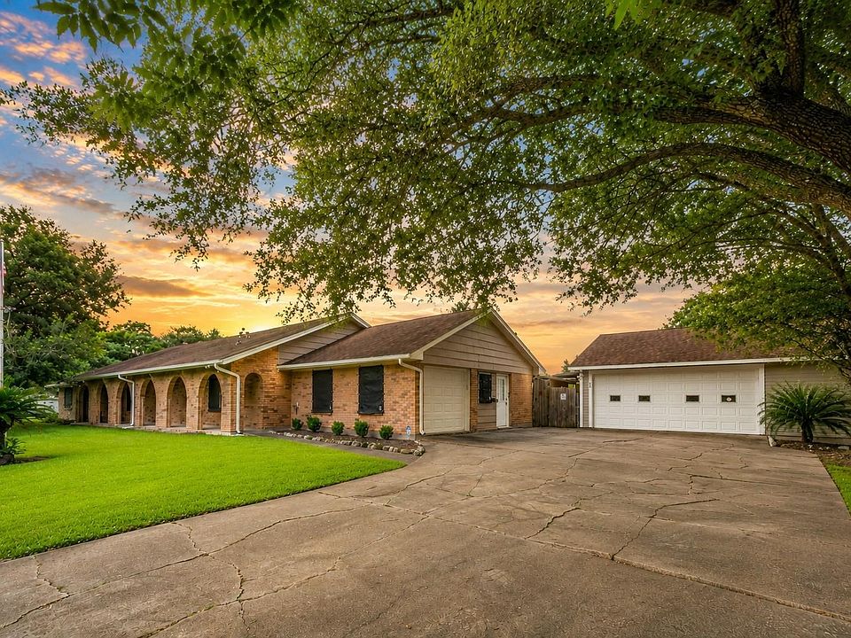 1st image of 327 Maple Dr