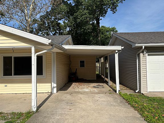 3rd image of 1006 S Eastview Dr