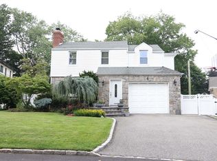 4 Webb Hill Rd, Great Neck, NY 11020