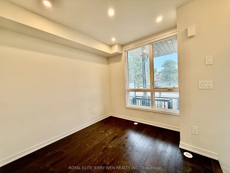 46 Green Gardens Blvd — Photo 2