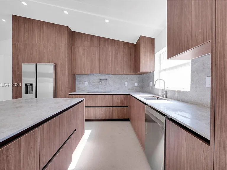 3330 SW 50th St — Photo 7