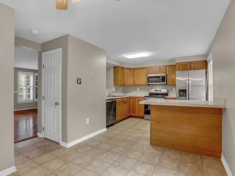 437 Ashton Ln — Photo 3