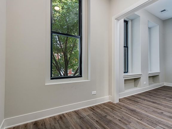 2nd image of 1034 N Paulina St #2F