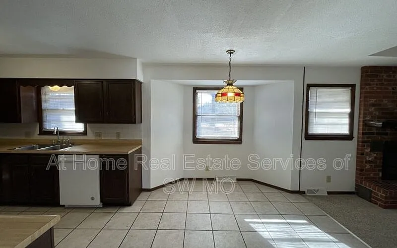 4 bed, 2.0 bath, 1812 sqft, $1,630 — Photo 4