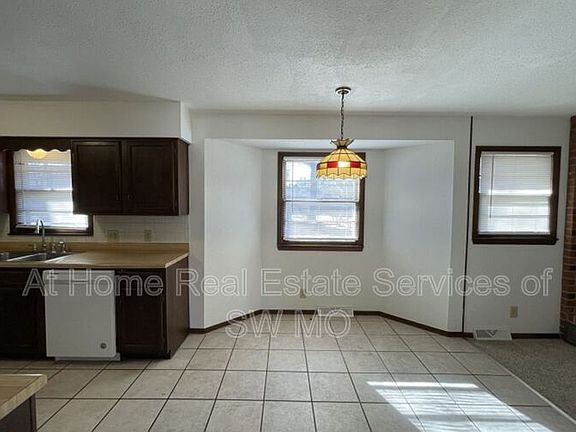 4th image of 1316 E Lakewood St