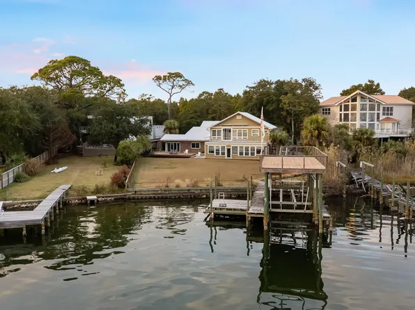 27 Old Ferry Rd, Shalimar, FL 32579