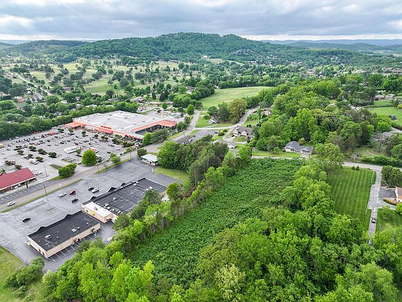 3rd image of 1815 Country Club Dr