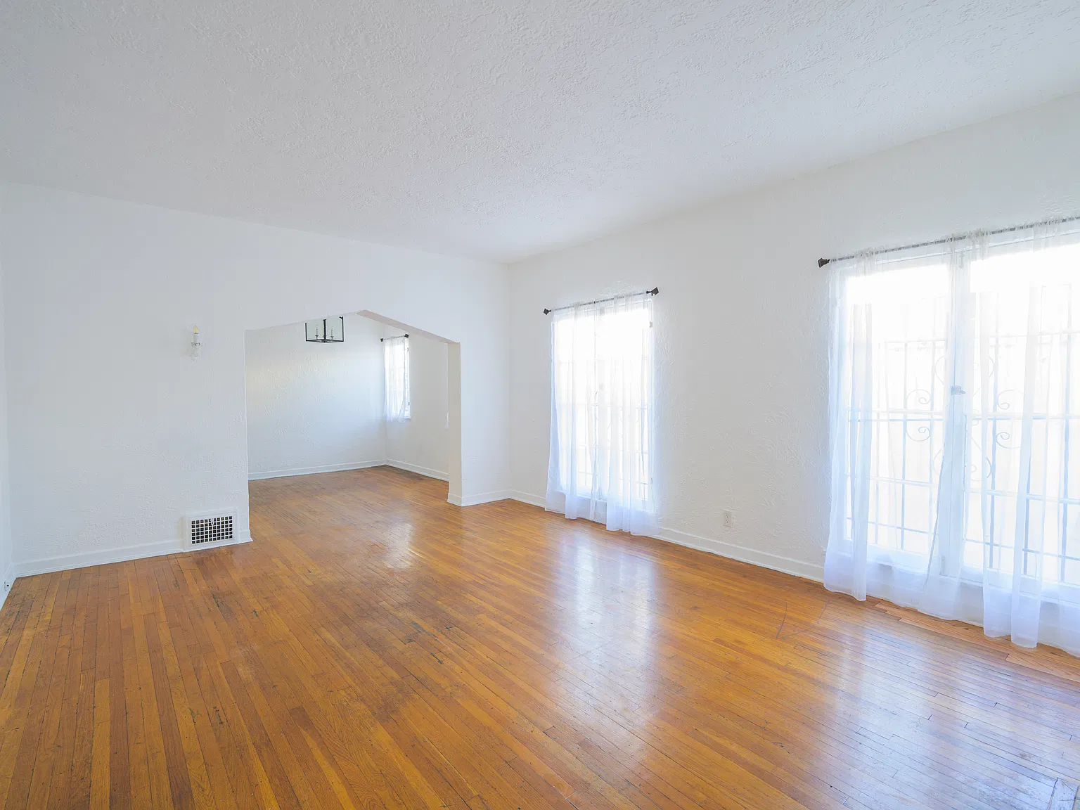 2 bed, 850 sqft, $3,500 — Photo 2