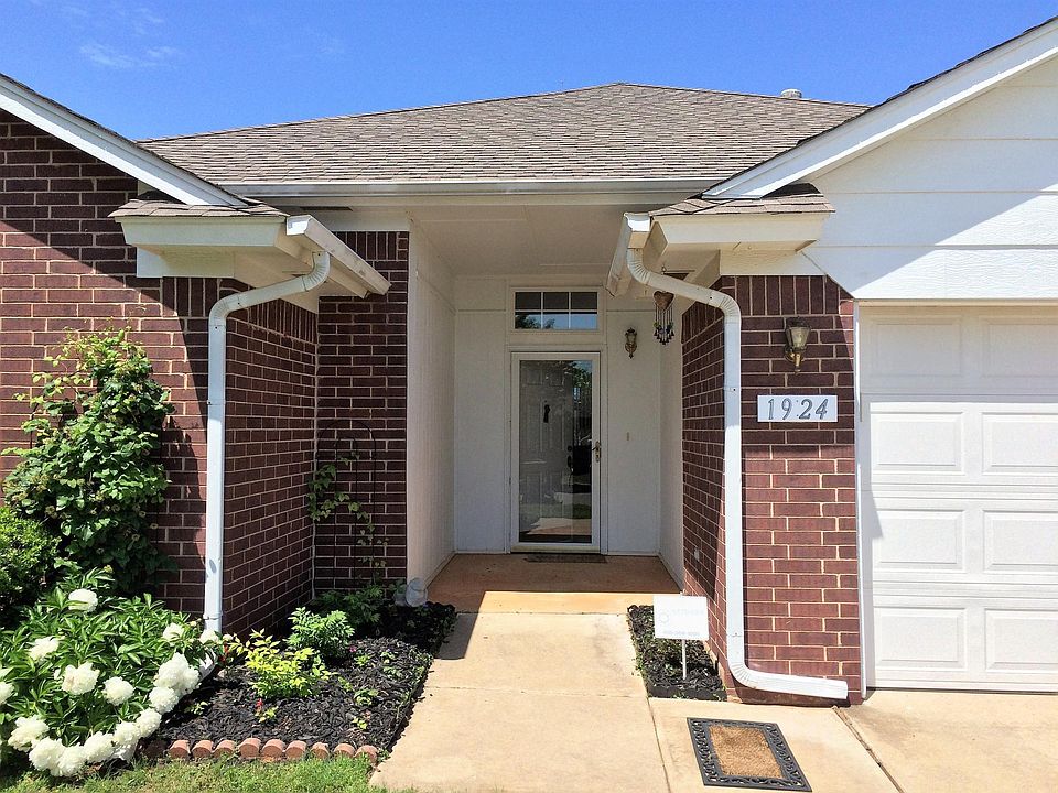 1st image of 1924 Eastview Dr