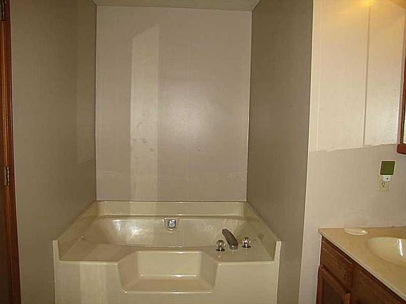 5th image of 658 Louden St