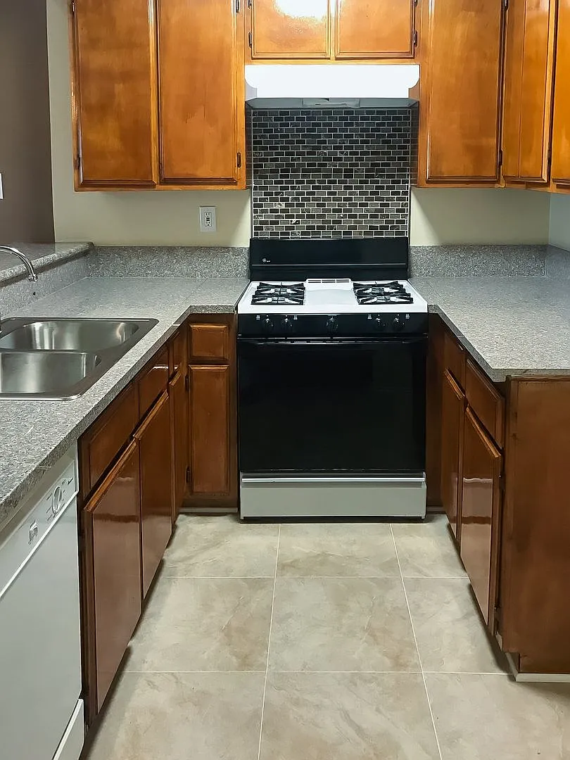 7452 Hazeltine LLC — Photo 2