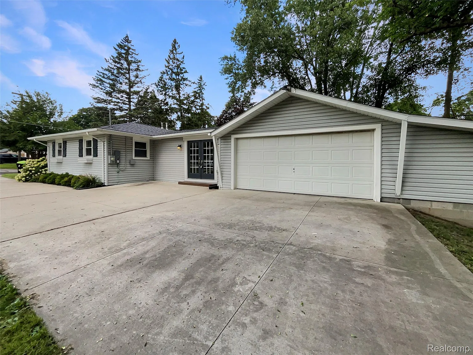 26018 Whipple St photo 1