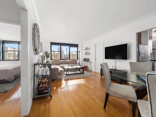 301 East 87th Street image 2 of 10