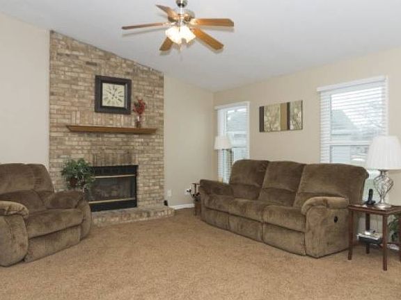 Lg liv rm w/open flr plan