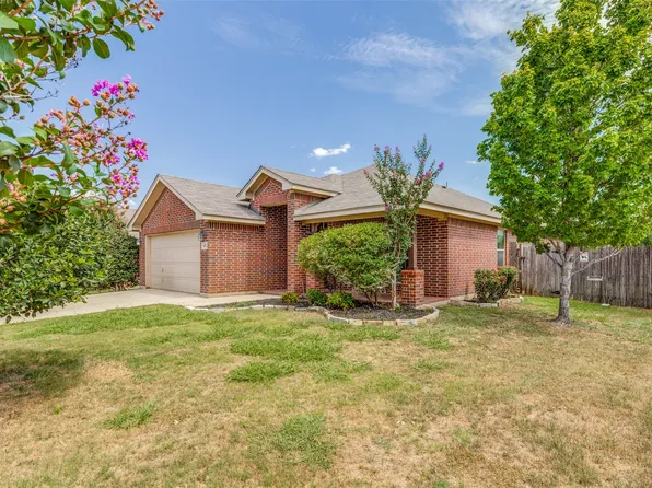 417 Brookhollow Ln, Saginaw, TX 76131