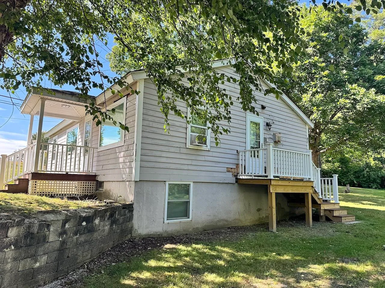 2 bed, 1.0 bath, 988 sqft, $2,400 — Photo 1